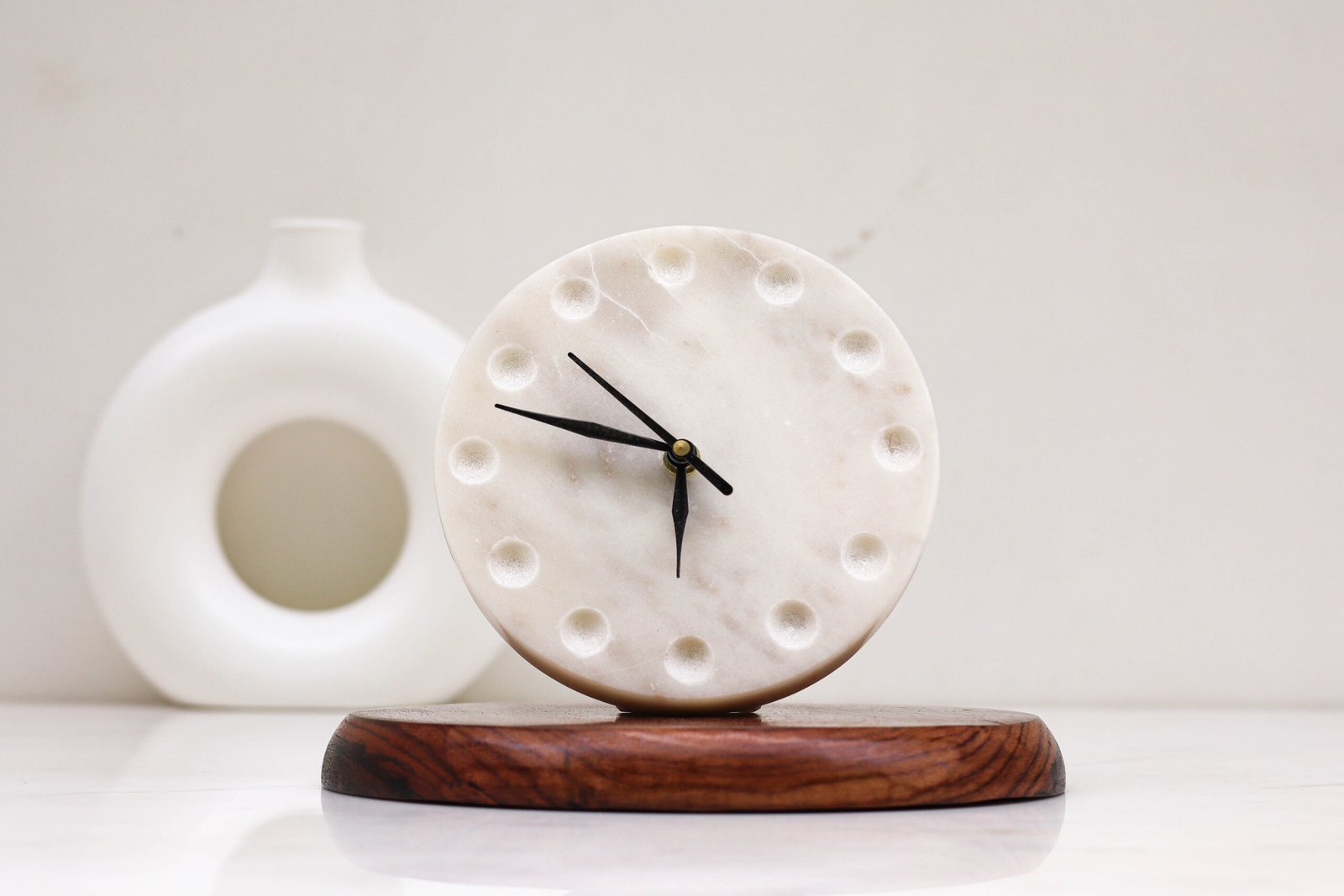 Bubble white table clock(1)