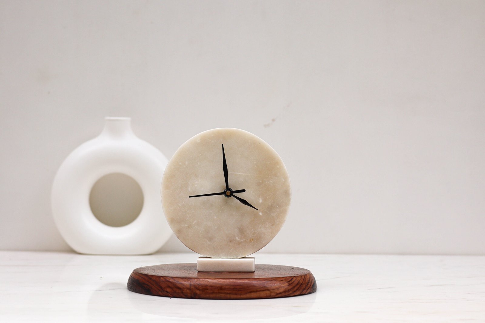 CIRCULAR WHITE TABLE CLOCK (1)