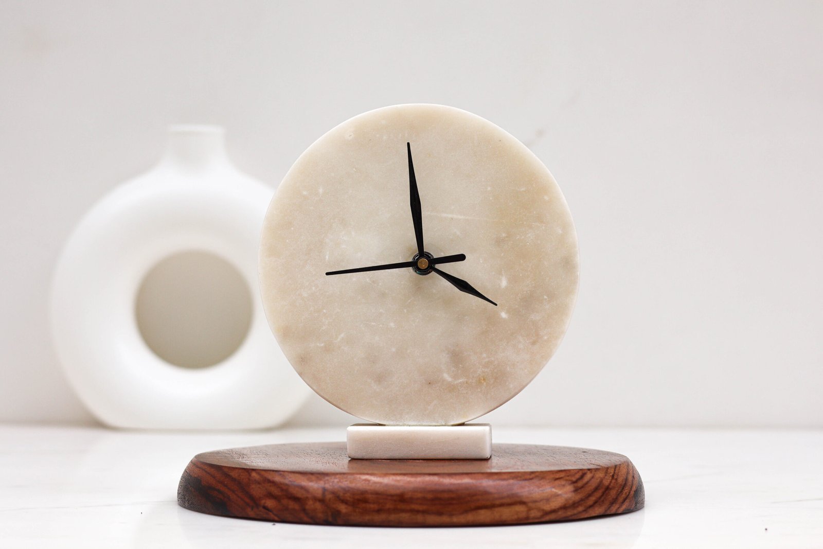 CIRCULAR WHITE TABLE CLOCK (2)