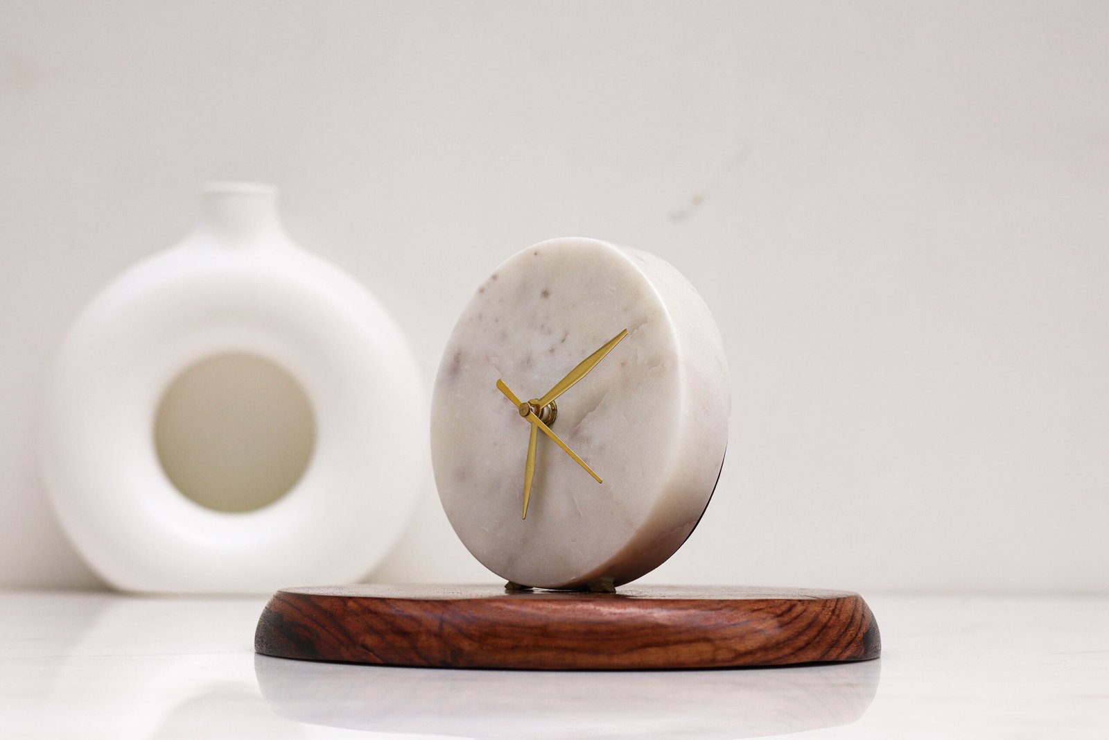 CIRCULAR WHITE TABLE CLOCK (6)