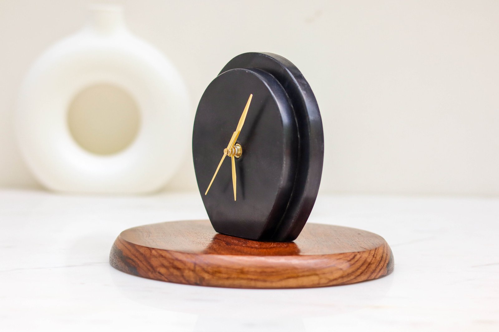 HORSE SHOE BLACK TABLE CLOCK (1)