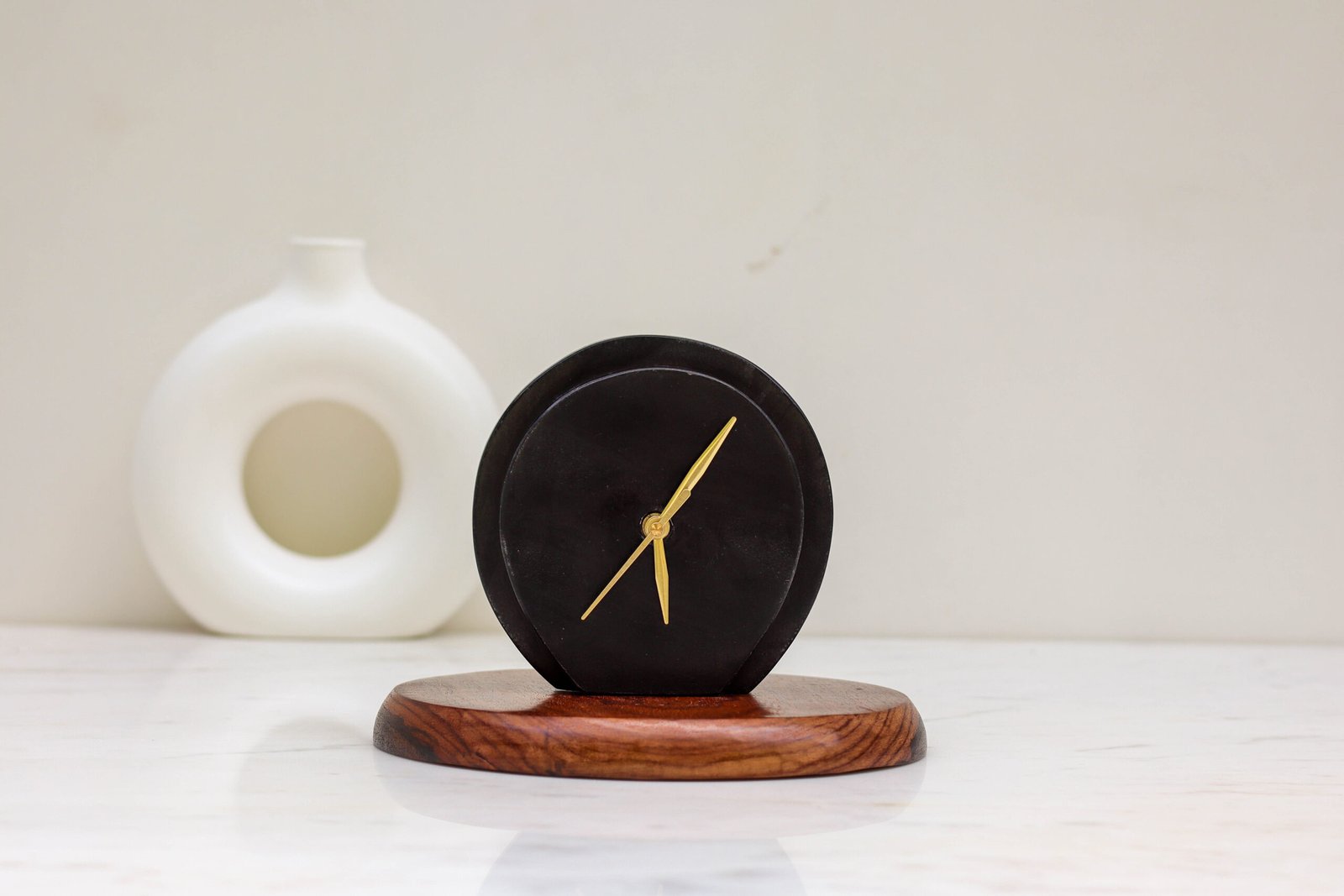 HORSE SHOE BLACK TABLE CLOCK (2)