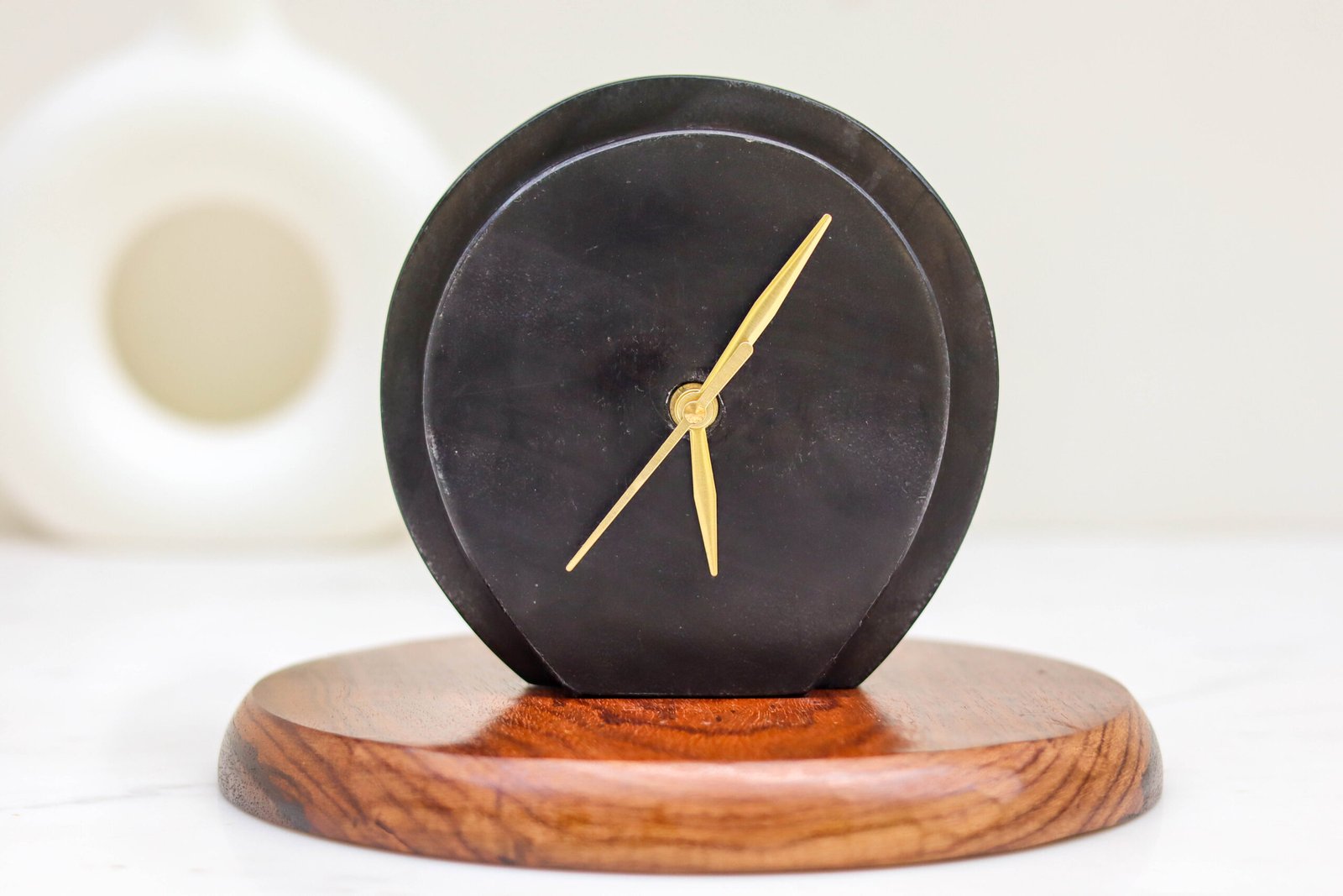 HORSE SHOE BLACK TABLE CLOCK (3)