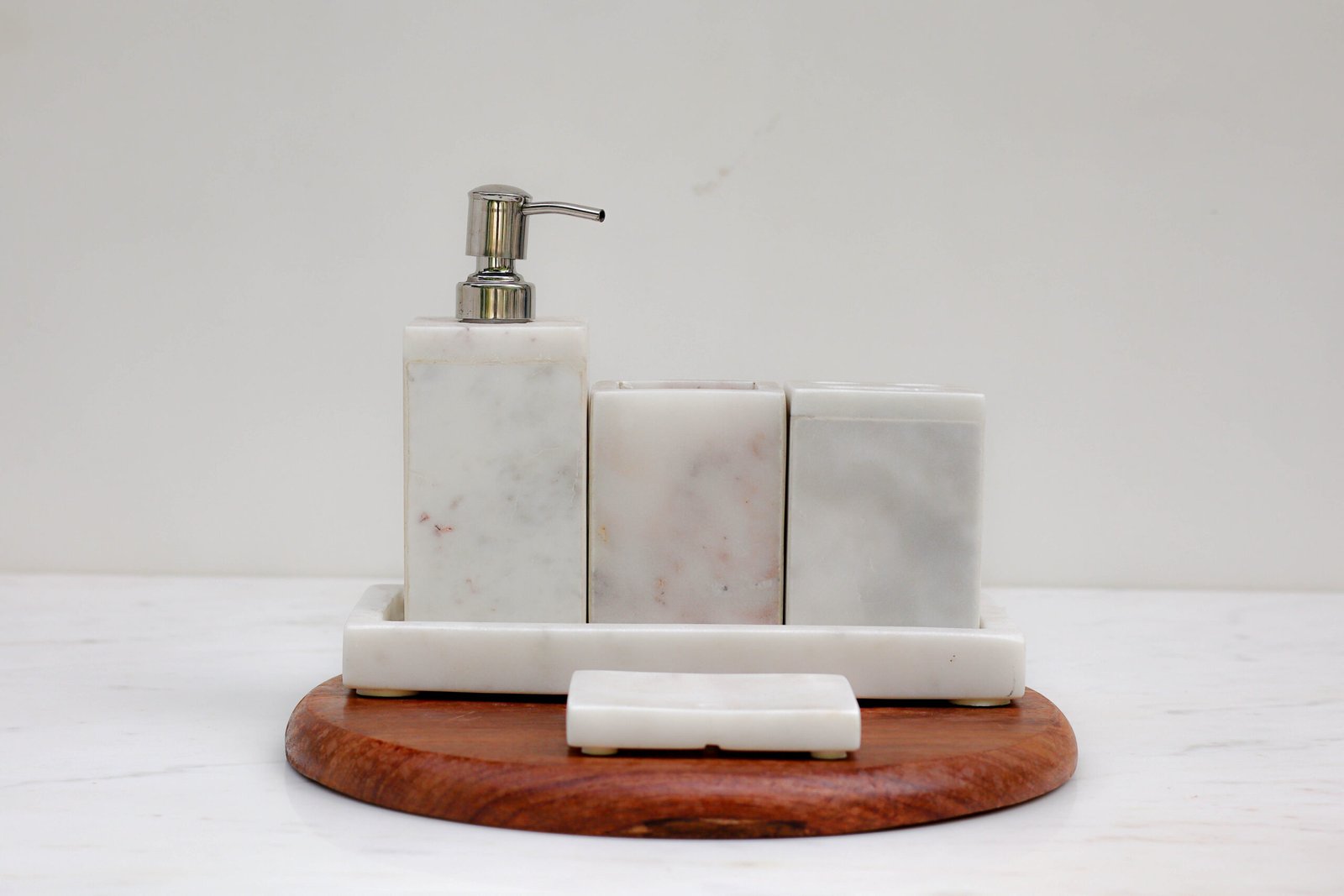 WHITE BATHROOM SET (2)