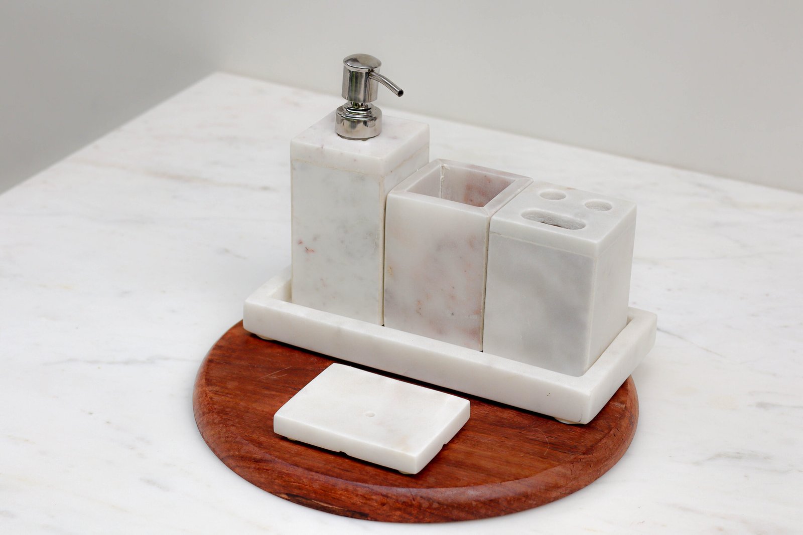 WHITE BATHROOM SET (3)